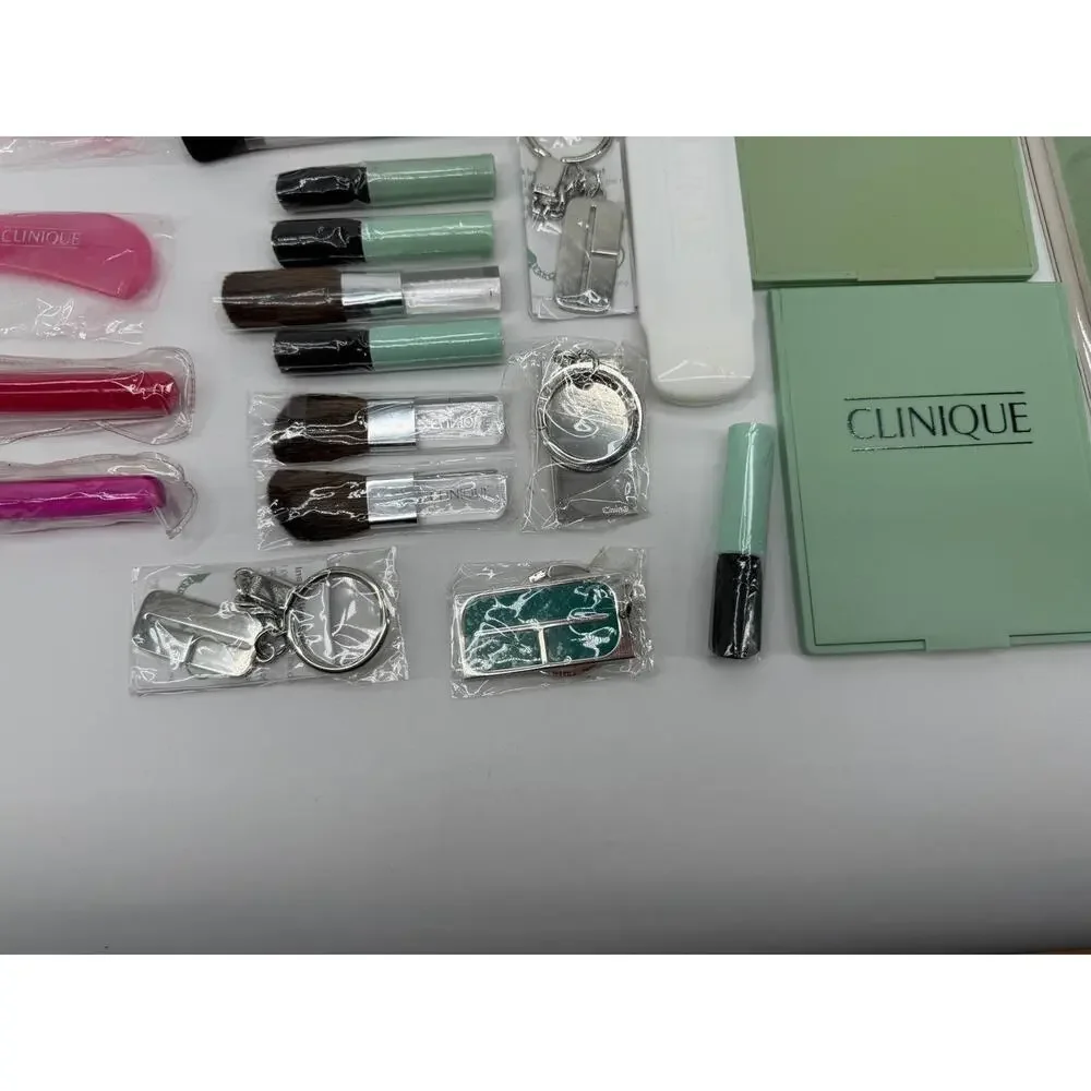 Clinique Beauty Accessory Set 46 New Brushes Mirrors Combs Tools Lot Kit 1,80 lb